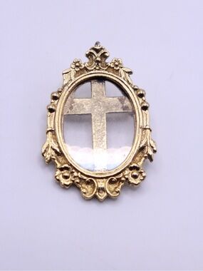 Ornate Gold tone Oval Picture Frame Brooch with acrylic cover